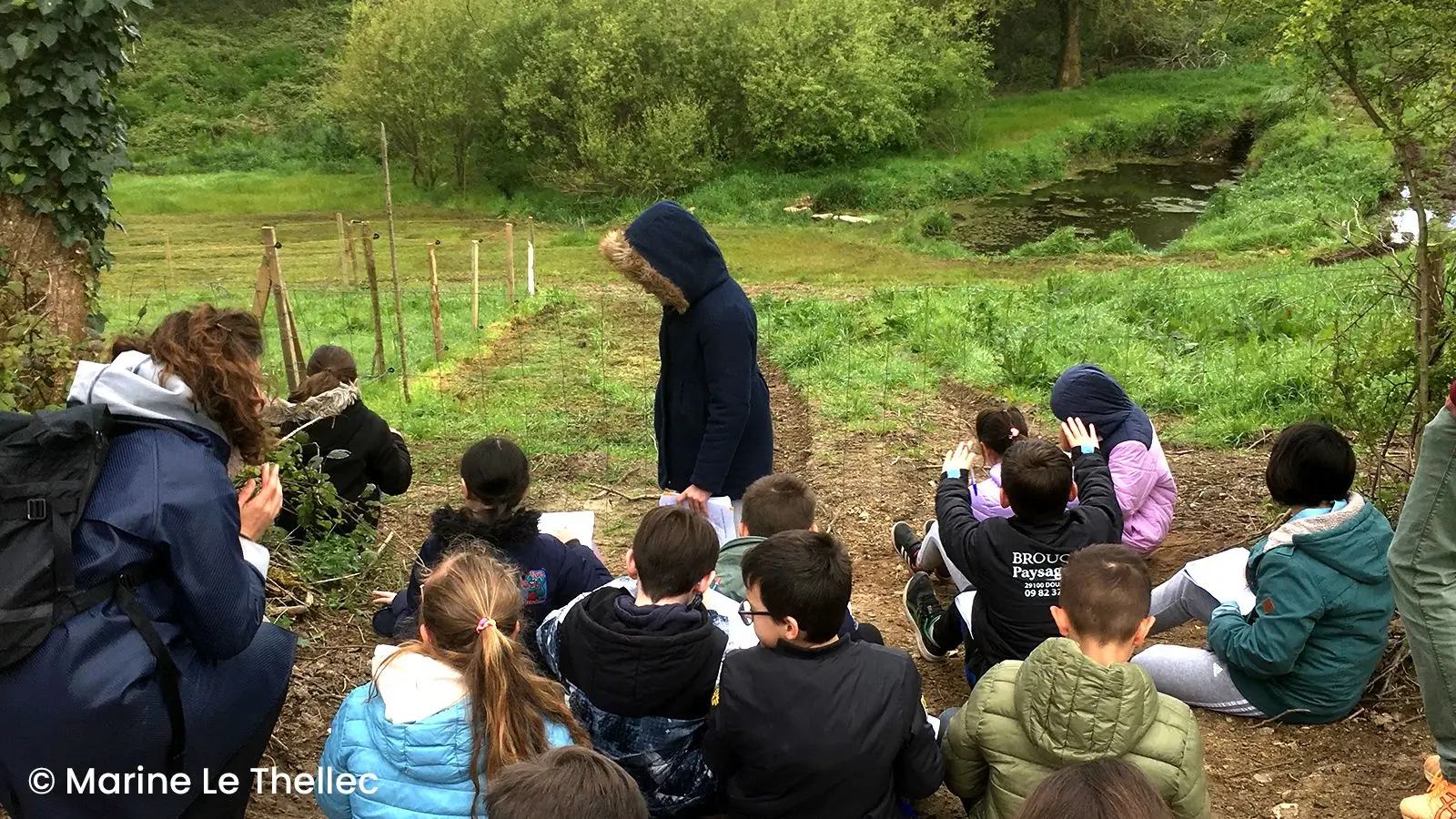 Lecture de paysage, les enfants dessinent le paysage qui se déroule sous leurs yeux