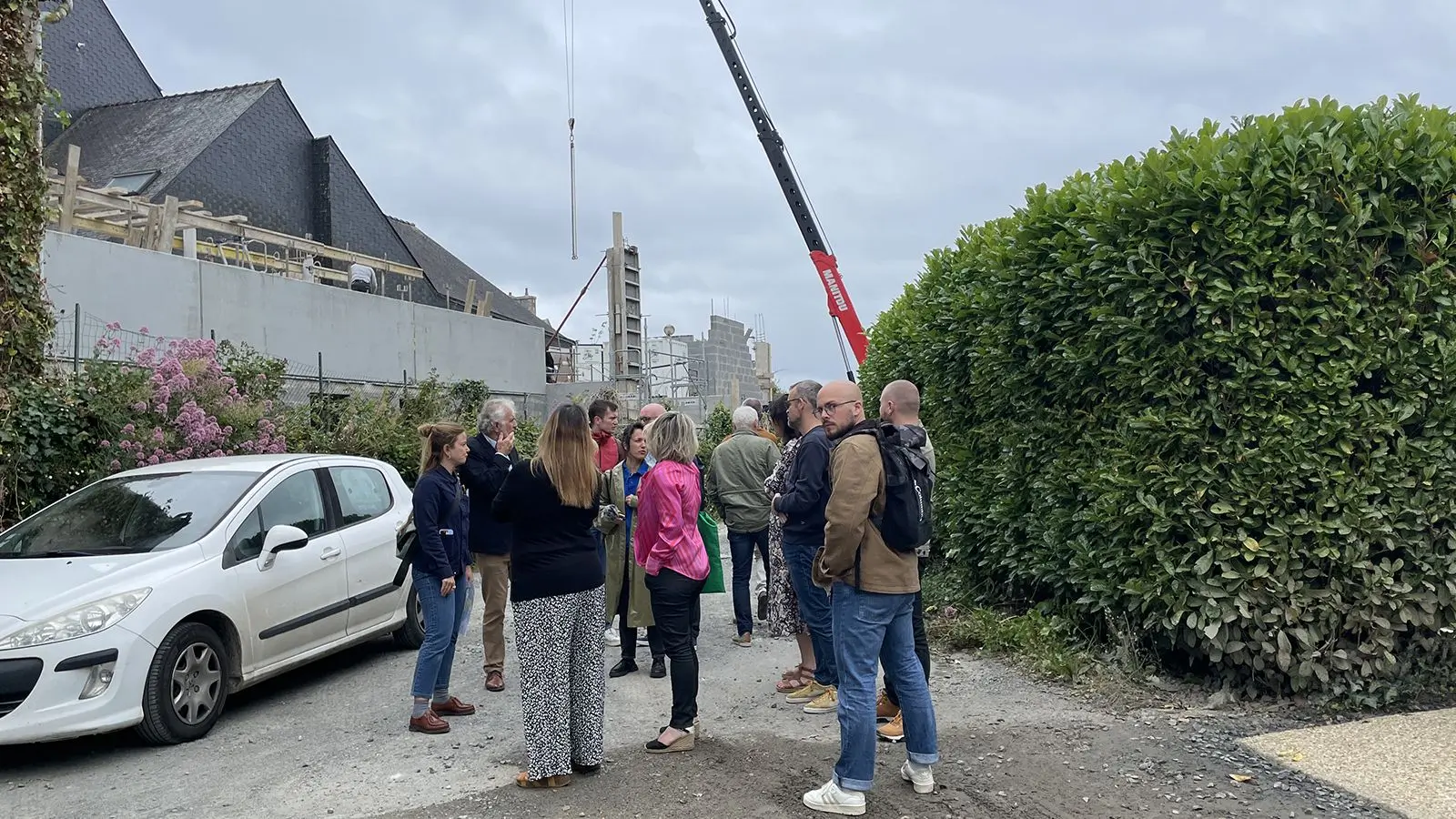 Arrêt devant les travaux de l'extension de la médiathèque, de le vallon où coule l'affluent du Lapic