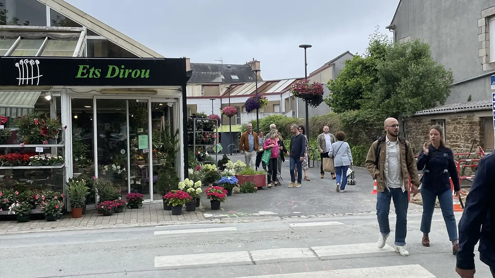 Retour à la mairie par le champ de Foire, pendant le marché