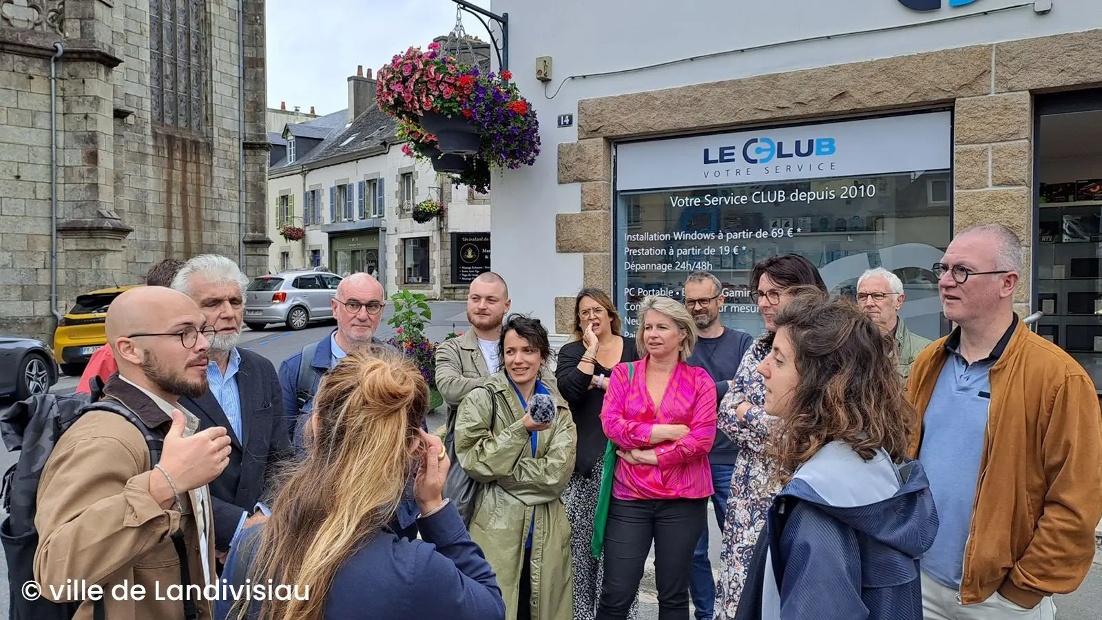 L'équipe de maîtrise d'ouvrage et maîtrise d'oeuvre réunie sur la place de l'église