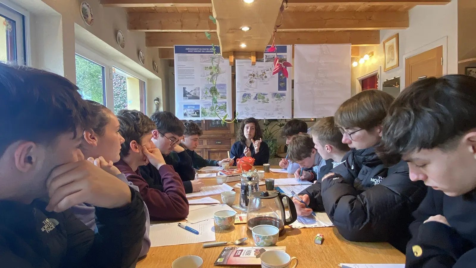 Présentation de mon parcours autour d'une table conviviale