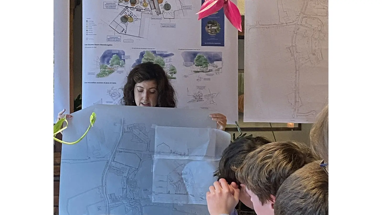 Présentation d'un calque réalisé à main levé pour un projet d'espaces publics dans le centre-bourg de Ploubezre