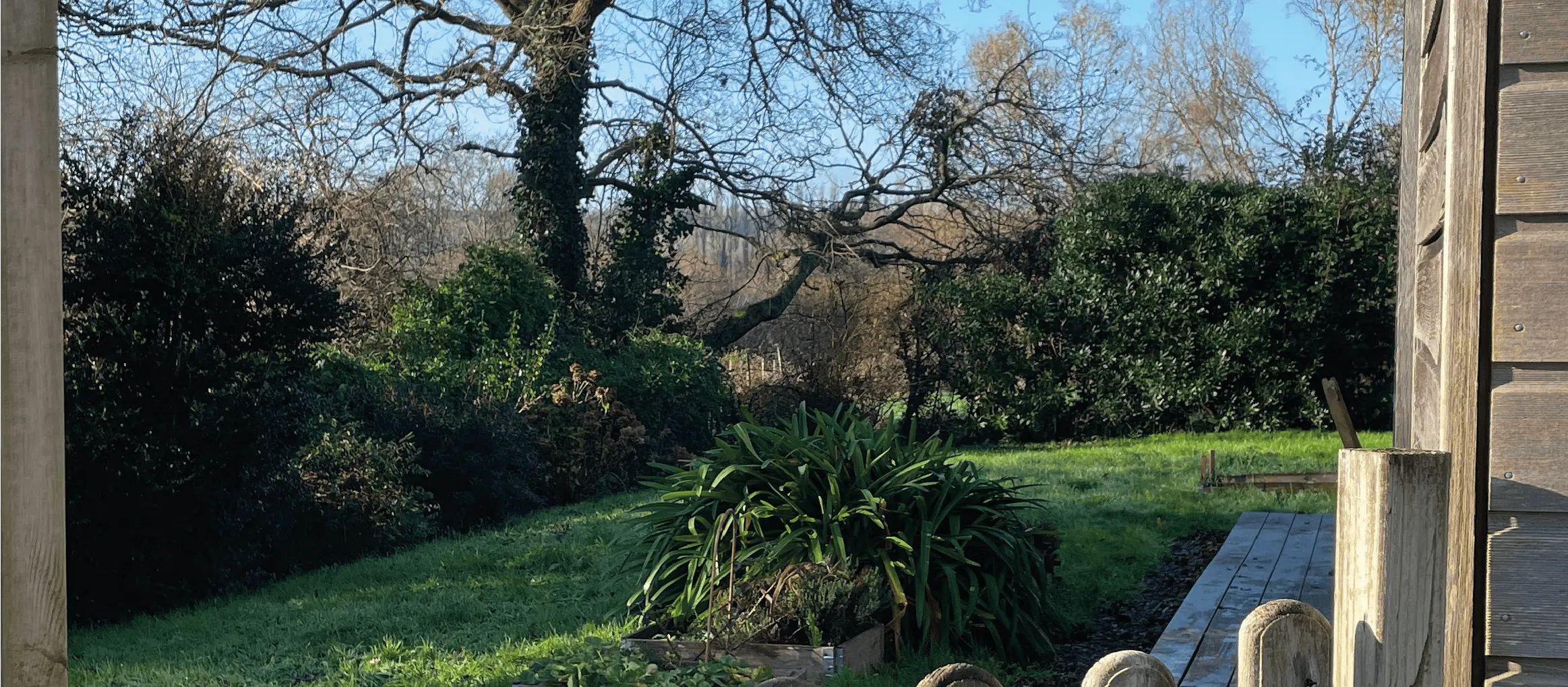 vue sur le jardin sud, vers la prairie humide de l'Anse de Keraval
